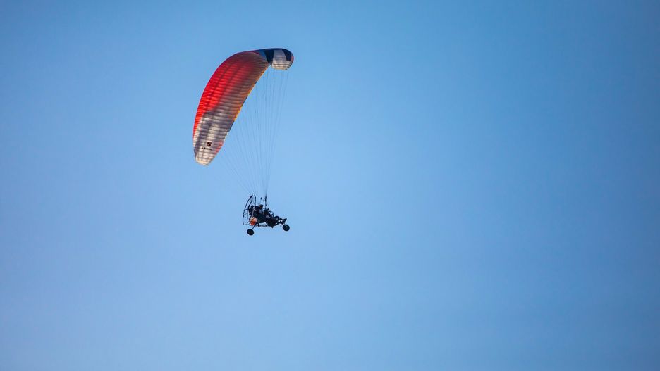 Dramatyczny wypadek. Paralotnia runęła na ziemię