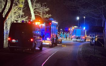 Tragedia w Kępicach. Auto wpadło do rzeki. Jedna osoba nie żyje