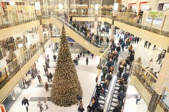 Już dziewięć milionów Polaków ubiera się w internecie. Sklepy stacjonarne znikają