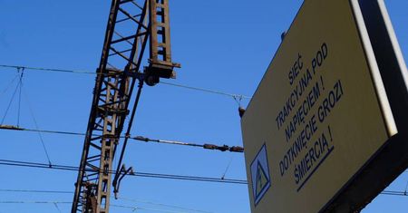 17-latek wszedł na słup trakcji kolejowej. Poraził go prąd i spadł na tory