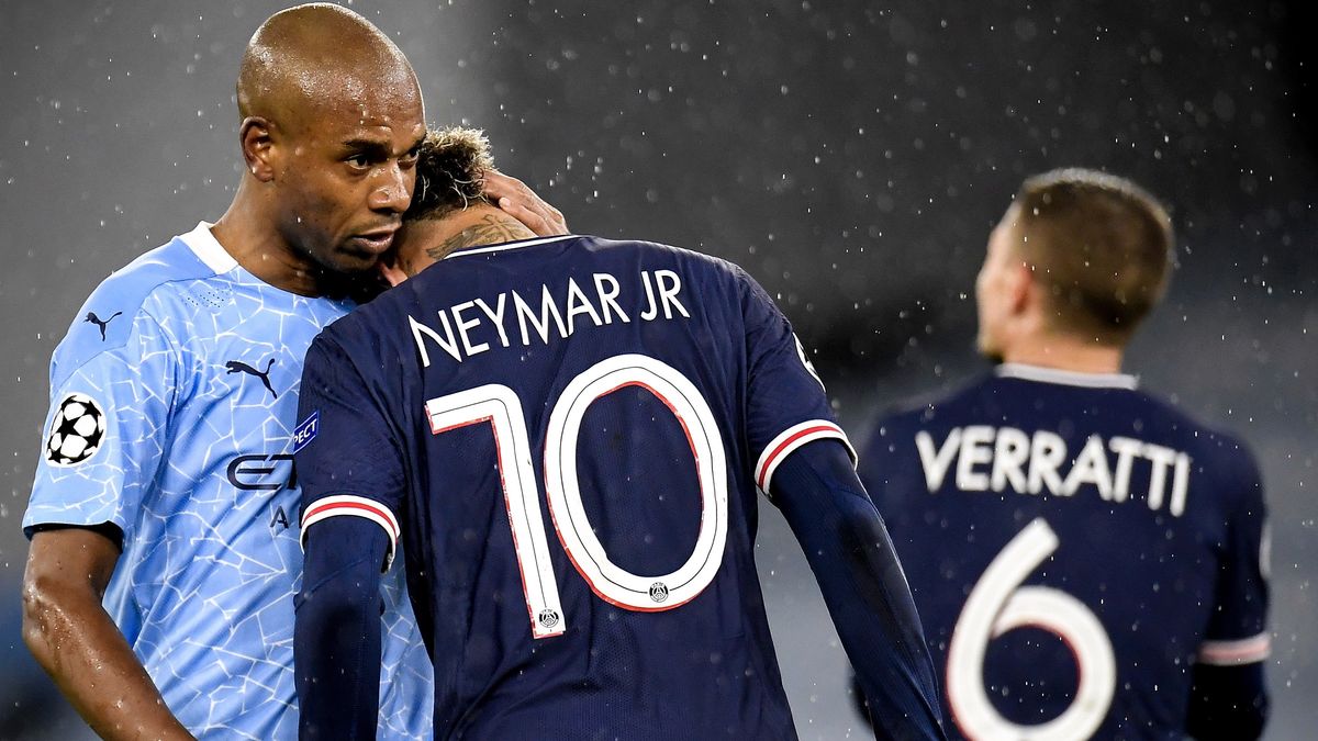 PAP/EPA / PETER POWELL / Na zdjęciu: Fernandinho pociesza Neymara