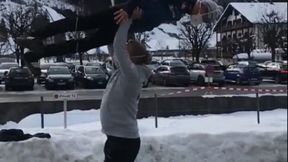 To nagranie jest hitem w sieci. Trener prawie upuścił zawodnika podczas imitacji skoku!