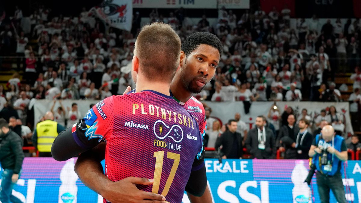 Newspix / ZUMA / Na zdjęciu: siatkarze Sir Safety Conad Perugia - Wilfredo Leon i Ołeh Płotnicki