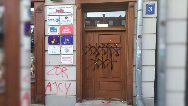 Drzwi i elewacja biura poselskiego PiS w Lublinie zostały obrzucone jajkami i pomidorami oraz pomalowane sprayem