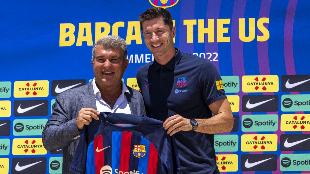 Latem 2022 szef Barcelony z dumą prezentował nową gwiazdę - Roberta Lewandowskiego Jak będzie teraz?