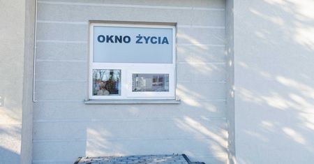 Dziewczynka w oknie życia. Zostawiono przy niej kartkę