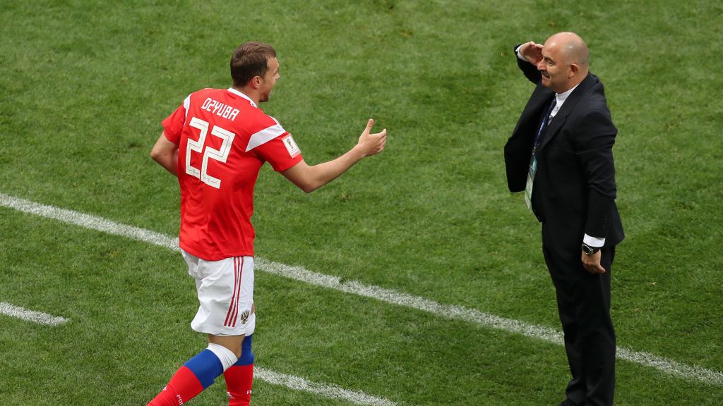 Artiom Dziuba potrzebował 89 sekund od wejścia na boisko by strzelić gola Selekcjoner Stanisław Czerczesow pogratulował mu salutując przed nim