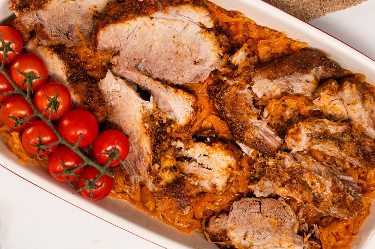 Obiad jak u mamy. Karkówkę w marynacie układam na kiszonej kapuście i wkładam do piekarnika