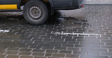 Przy Bramie Krakowskiej znowu zapadła się jezdnia, jest też ubytek w nawierzchni. Zobacz zdjęcia z miejsca