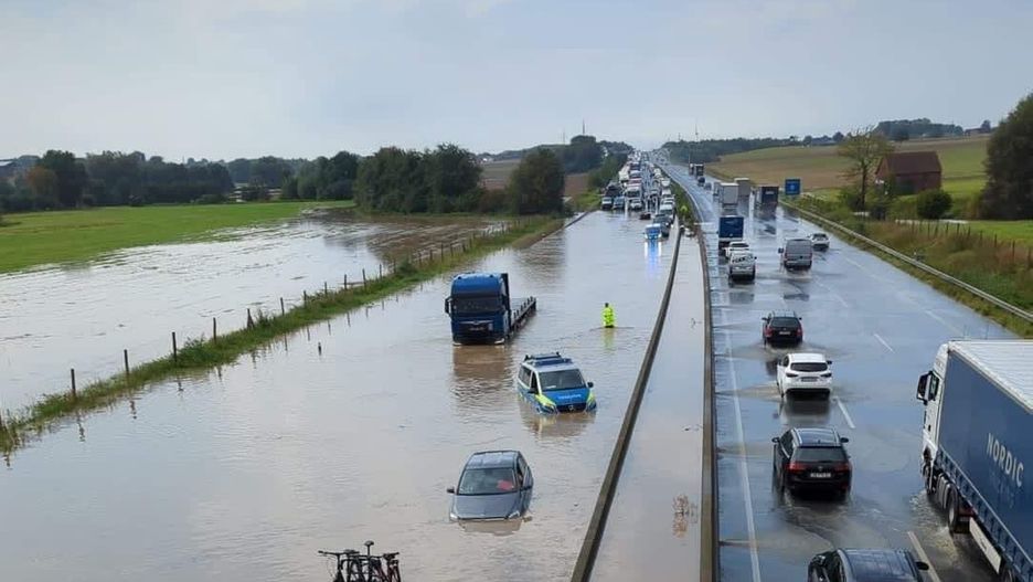 Autostrada A2 w Beckum niedaleko Hamm po potężnej ulewie / @currybeatz0