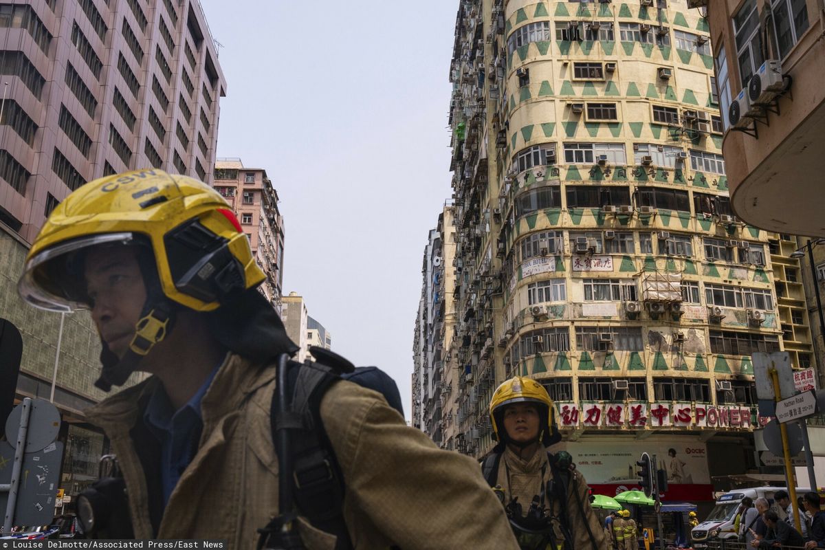 W pożarze budynku mieszkalnego w Hongkongu zginęło co najmniej 5 osób, a 27 zostało rannych