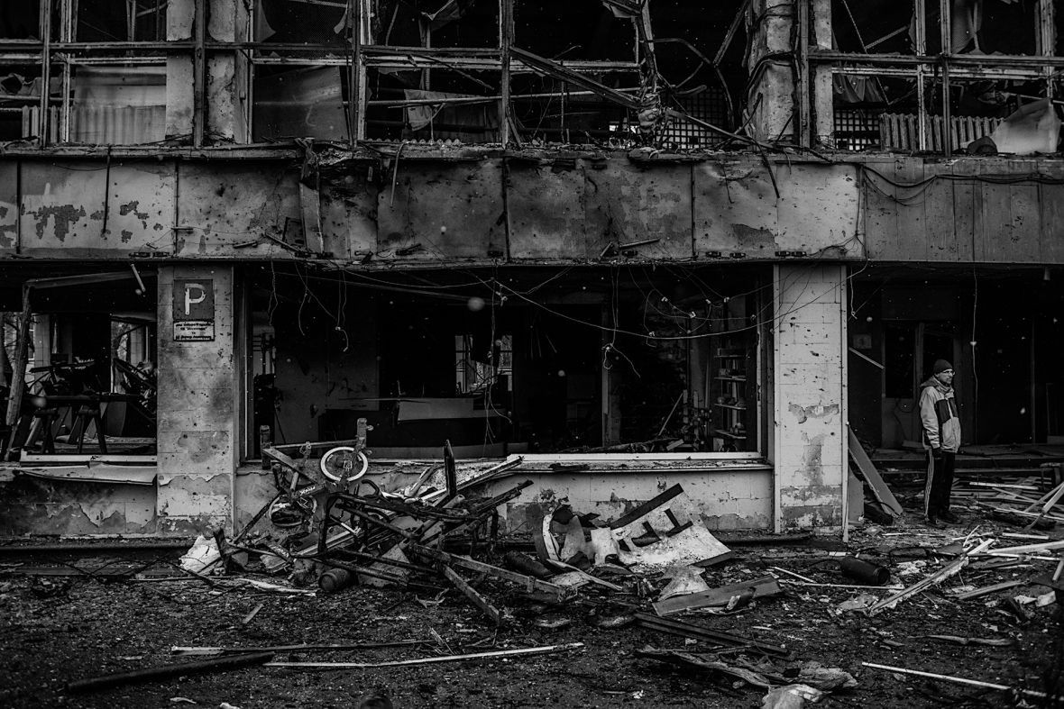 W wyniku ostrzału rakietowego wieży  
telewizyjnej zostały zniszczone okoliczne budynki w tym siłownia i hala do koszykówki. Kijów, 3 marca 2022 roku
