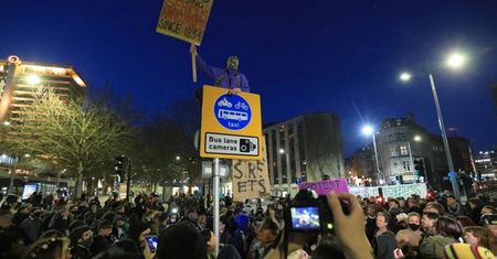 Bristol. Tysiące ludzi protestuje. Rzucali przedmiotami w policjanta