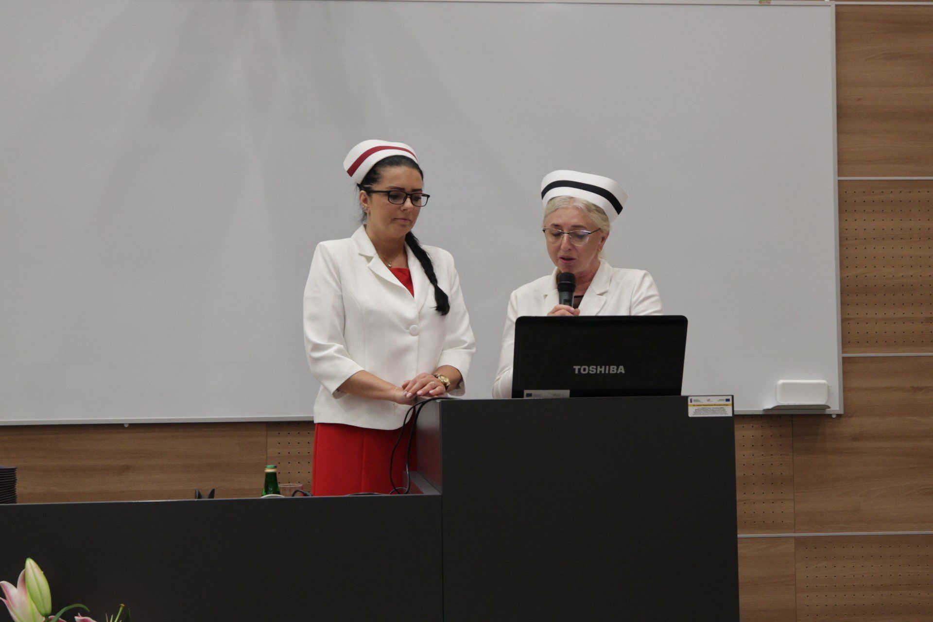 Czepki, łzy wzruszenia i nowe początki. Uroczyste czepkowanie w Collegium Medicum Uniwersytetu Jana Kochanowskiego w Kielcach