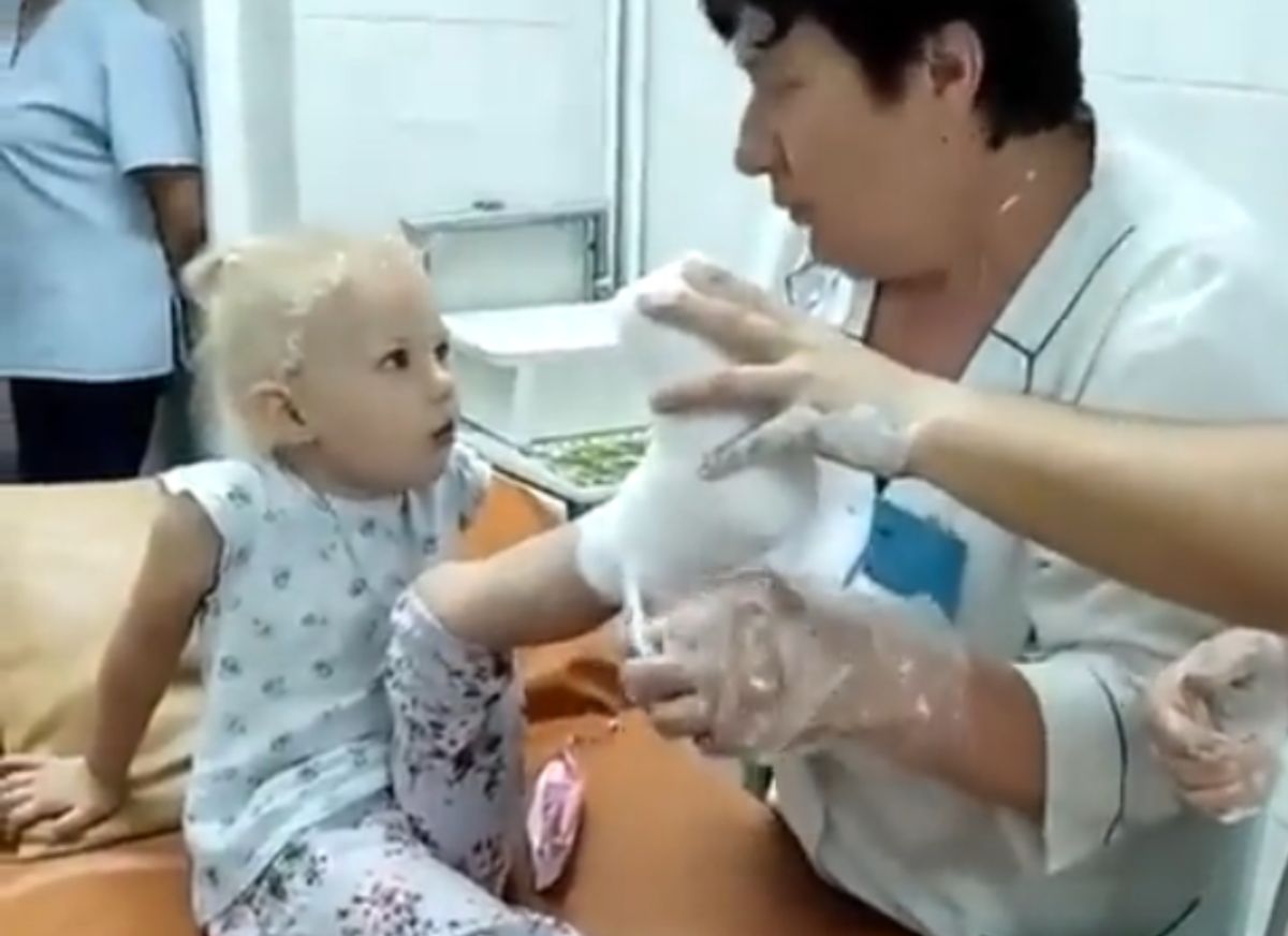 Dziewczynka śpiewa w szpitalu hymn Ukrainy 