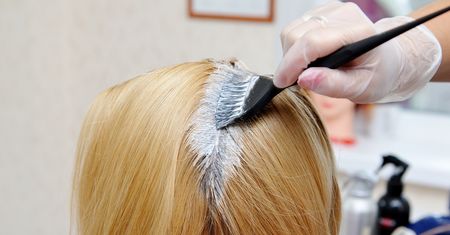 Truskawkowy blond. Jak uzyskać modny odcień i komu najbardziej pasuje?