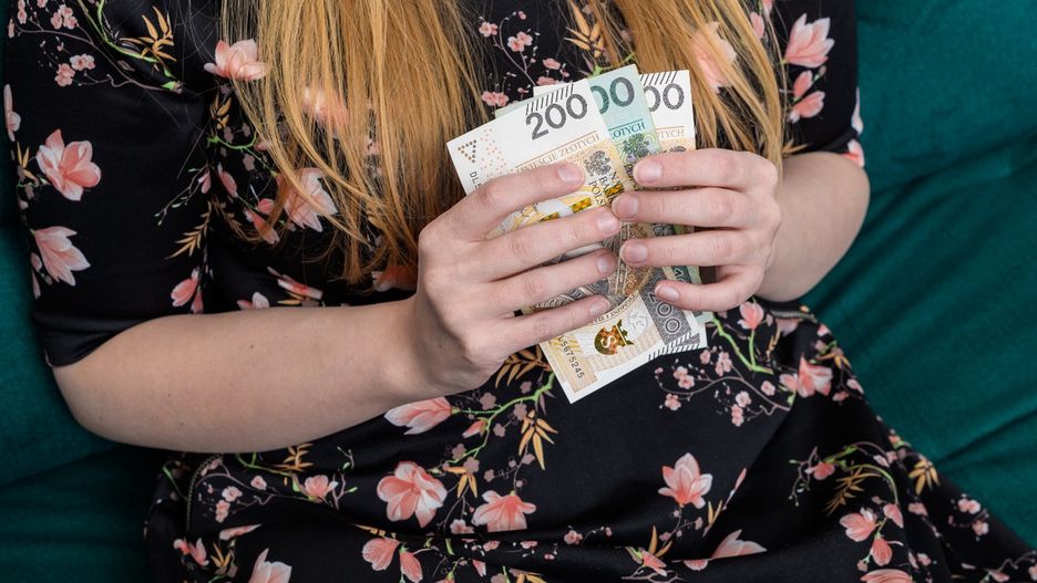 Kobieta podmieniła metki z cenami w sklepie