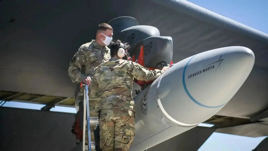 Pocisk AGM-138A ARRW pod skrzydłem B-52