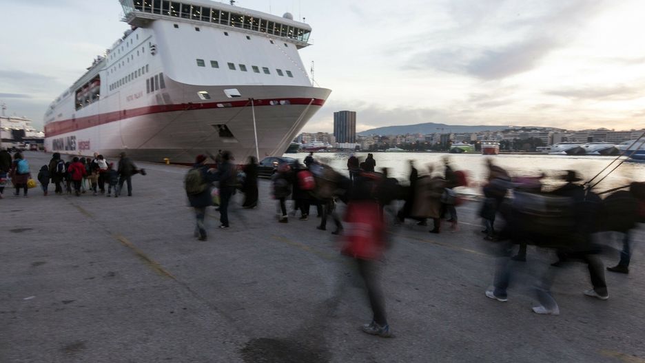 Migranci przyplywający na promach do kontynentalnej Europy Port w Pireusie