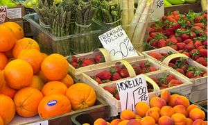 Oblał truskawki śmierdzącym płynem. Ogromne straty. Grozi mu więzienie