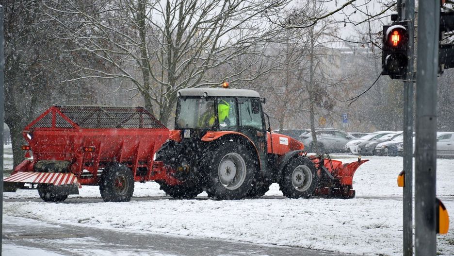Pług odśnieżający na ulicy Komisji Edukacji Narodowej w centrum Stalowej Woli