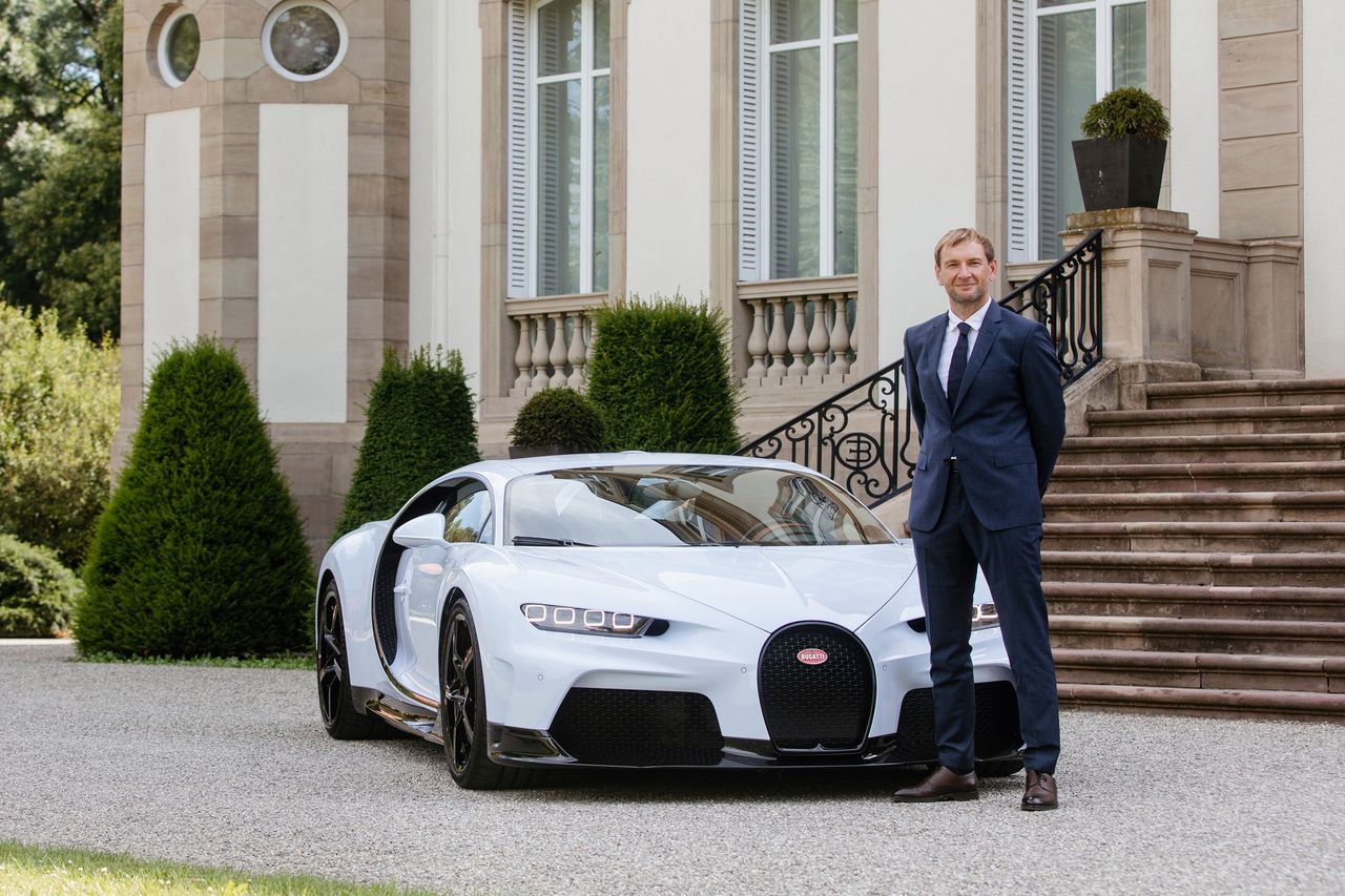 Jakub Pietrzak i Bugatti Chiron przed Château St. Jean