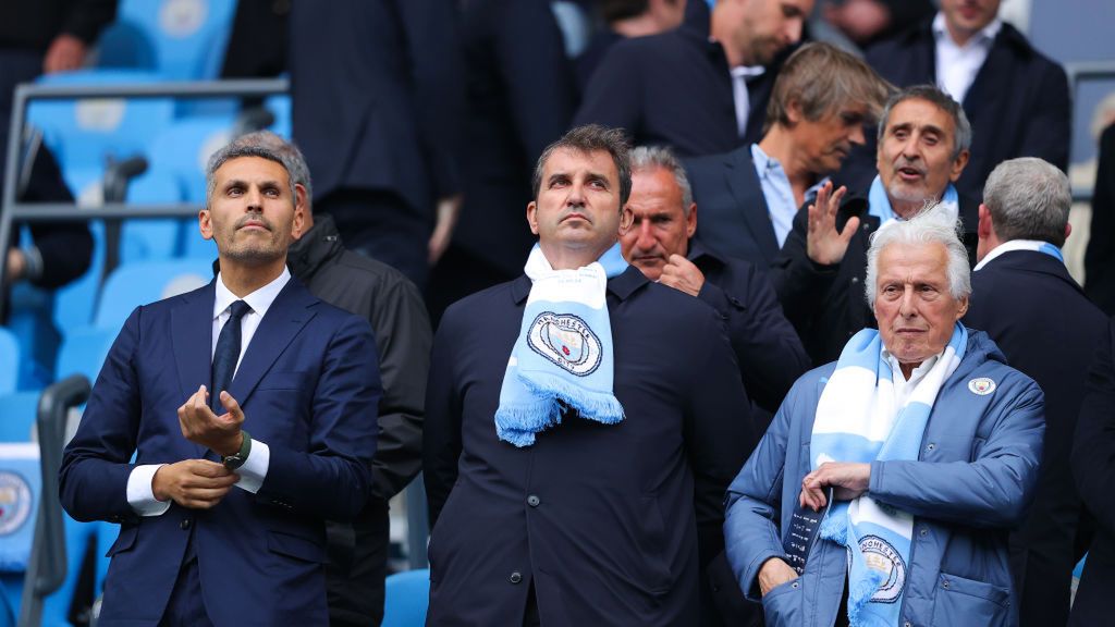 Getty Images / James Gill - Danehouse / Na zdjęciu od lewej: prezes Manchesteru City Khaldoon Al Mubarak i menedżer Ferran Soriano