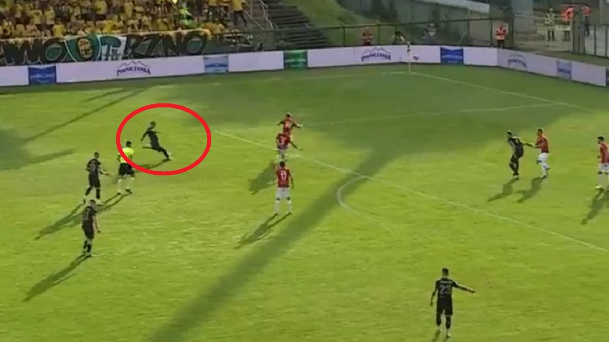 Twitter / Screen / Polsat Sport / Na zdjęciu: Grzegorz Rogala strzelił fantastycznego gola w meczu GKS Katowice - Wisła Kraków