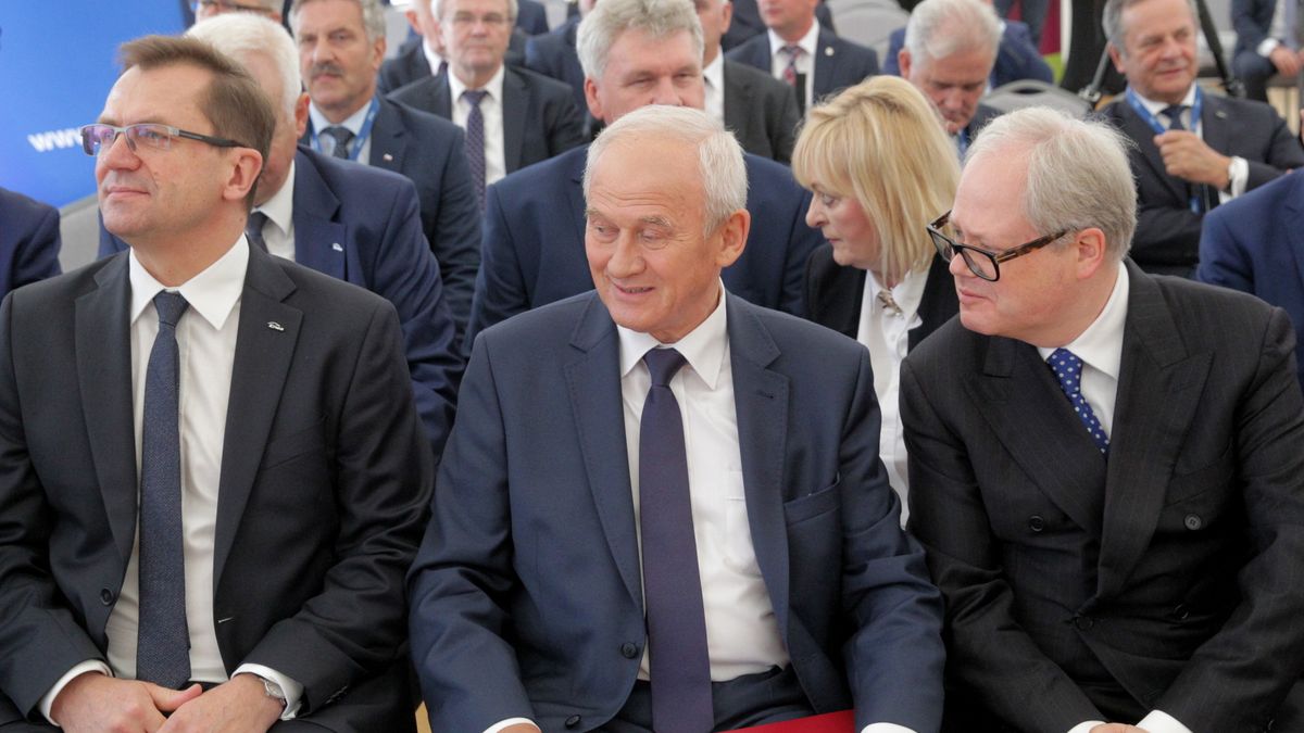 Na zdjęciu prezes Enei Mirosław Kowalik, minister energii Krzysztof Tchórzewski i prezes Energi Arkadiusz Siwko.