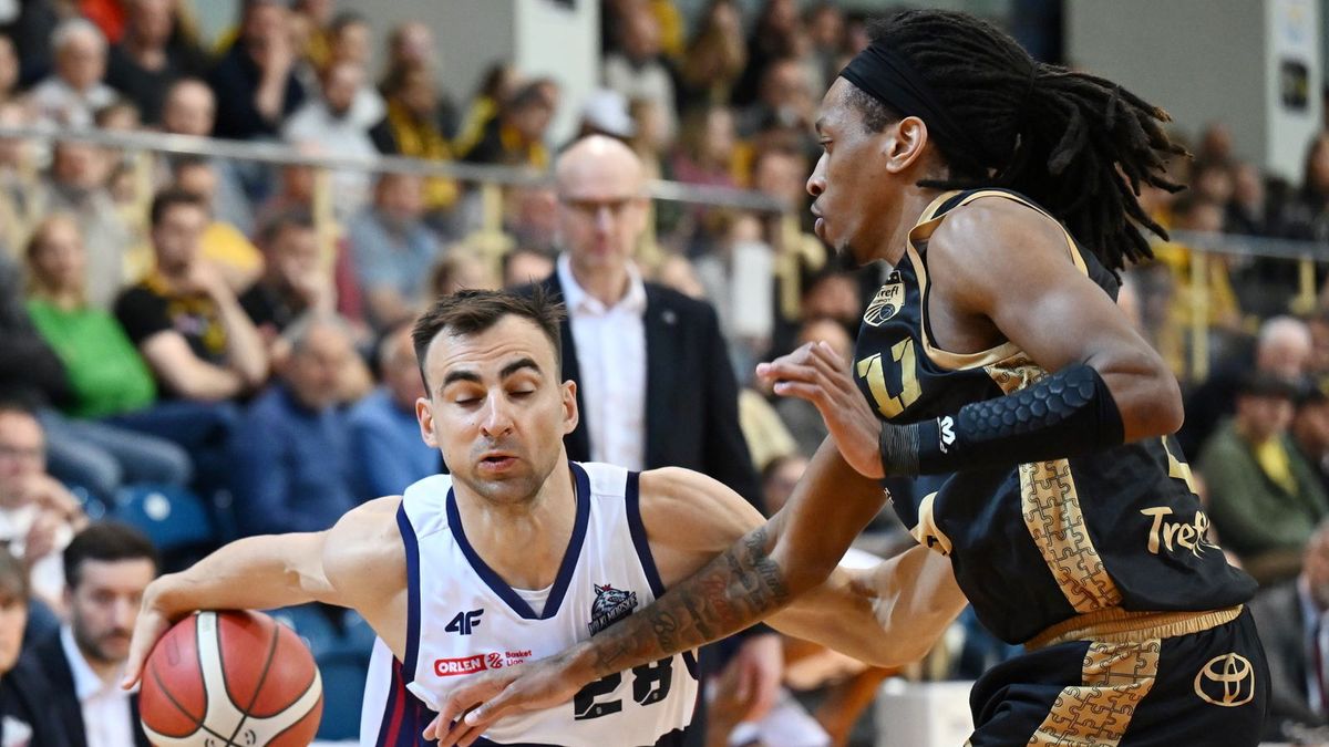 PAP / Marcin Gadomski  / Na zdjęciu: koszykarz Trefla Sopot Keondre Kennedy (P) i Przemysław Żołnierewicz (L) z Kinga Szczecin