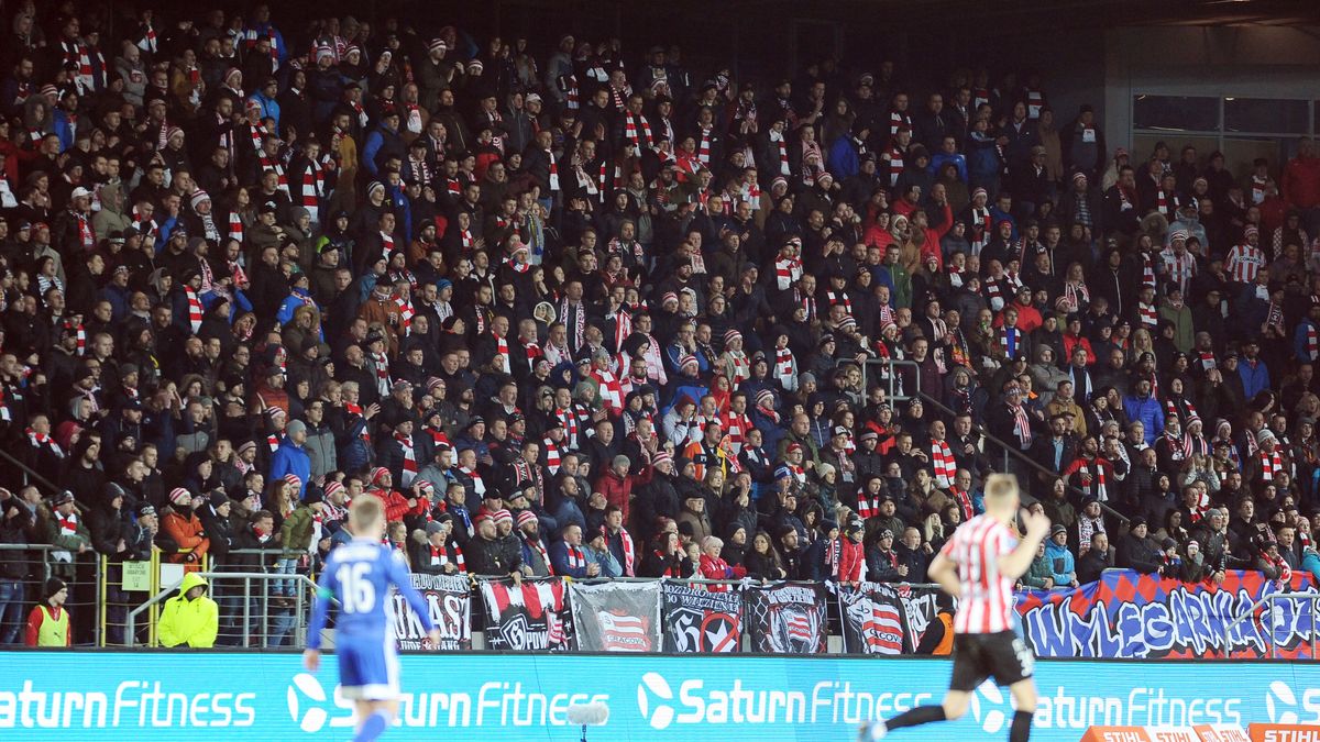 WP SportoweFakty / Krzysztof Porębski / Na zdjęciu: kibice Cracovii