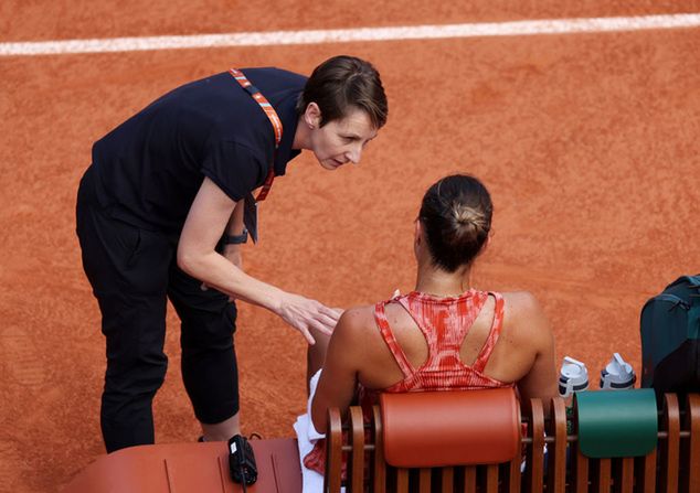 Na zdjęciu: Aryna Sabalenka z osobą z personelu medycznego