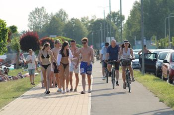 Pierwsza niedziela lata 2025 nad Jeziorem Tarnobrzeskim. Plaża i parkingi wypełnione