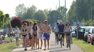 Pierwsza niedziela lata 2025 nad Jeziorem Tarnobrzeskim. Plaża i parkingi wypełnione