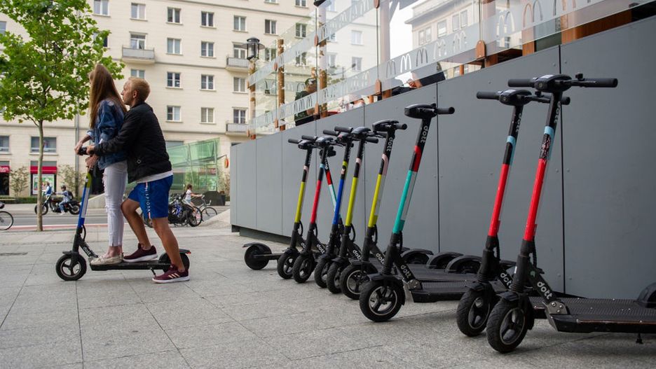 Użytkownicy hulajnóg stwarzają spore zagrożenie dla siebie i inn