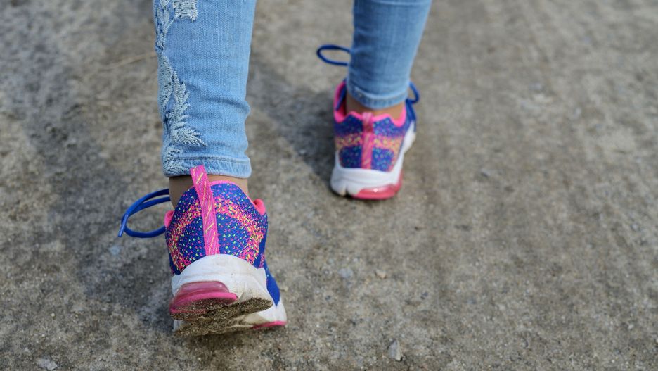 East News archiwumFot. Bartlomiej Magierowski/EastNews. Dolny Slask, Siedlec Trzebnicki 15.09.2020. Spacer po lesnej drodze, kobiece buty i nogi.Bartlomiej Magierowski