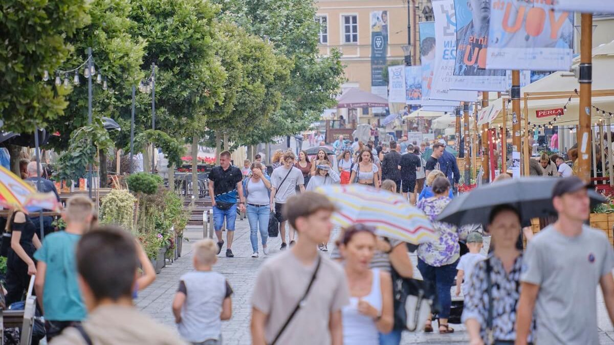 Turyści na deptaku w Lublinie