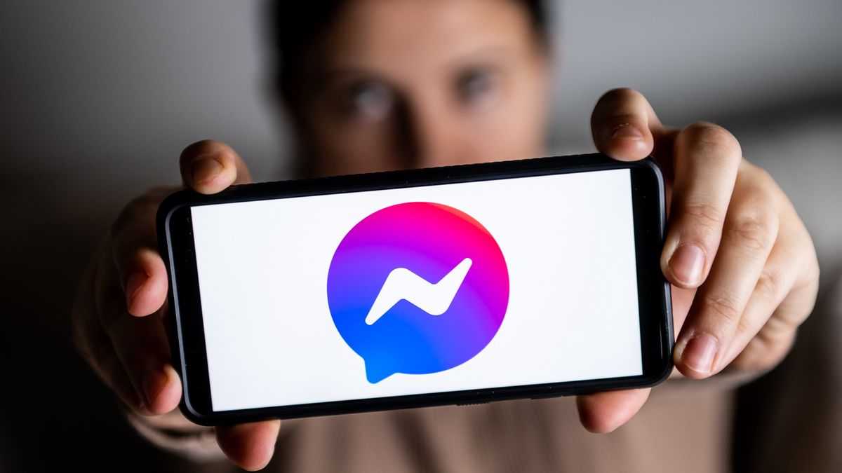 POLAND - 2023/01/06: In this photo illustration a Facebook Messenger logo is seen displayed on a smartphone. (Photo Illustration by Mateusz Slodkowski/SOPA Images/LightRocket via Getty Images)