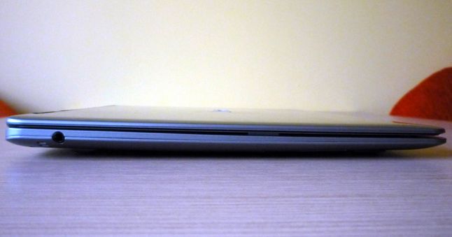 Acer Aspire S3 - ścianka lewa (gniazdo audio)