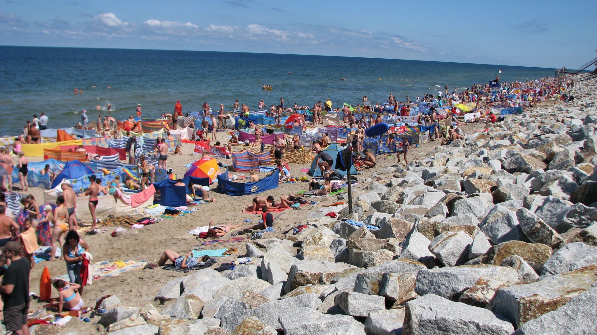 Czesi szturmują polskie wybrzeże. Chwalą sobie stosunek jakości do ceny oraz... orzeźwiającą wodę