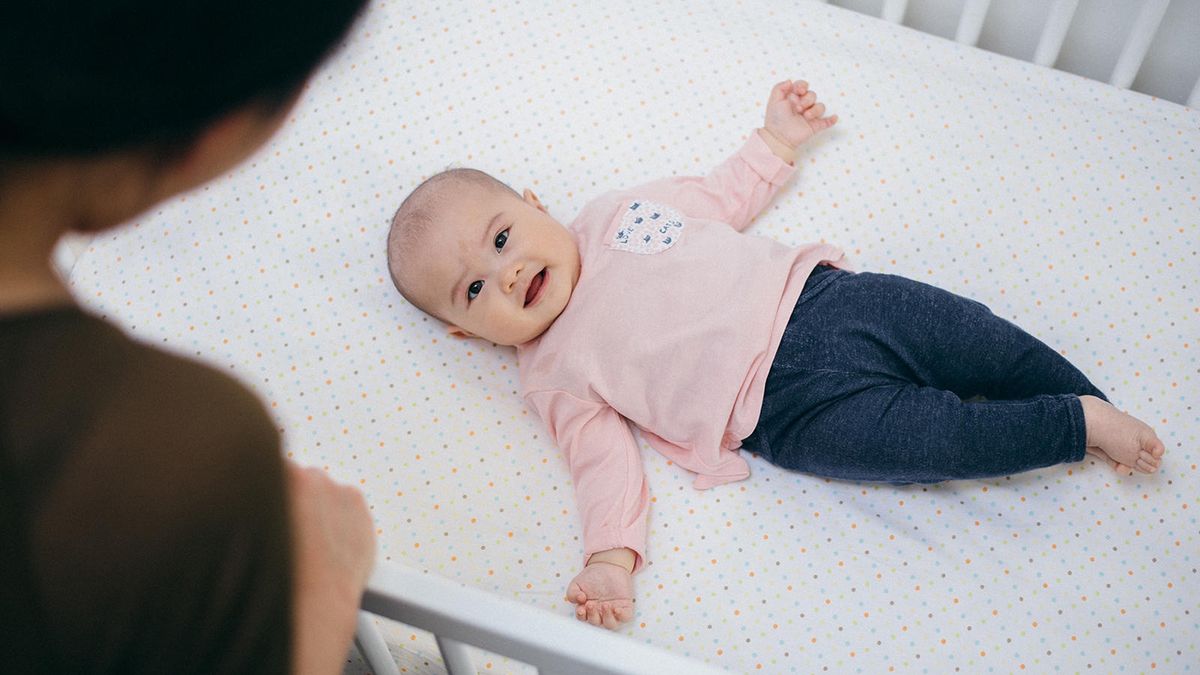 Poprawne ułożenie dziecka do snu jest ekstremalnie ważne dla jego zdrowia i życia.