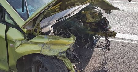 Seat uderzył w barierki na S17. Siła uderzenia była tak duża, że wyrwało silnik