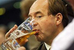 Kufel piwa najnowszą ofiarą kryzysu w Wielkiej Brytanii