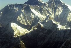 Śnieg utrudnił zbieranie śmieci z Mount Everestu