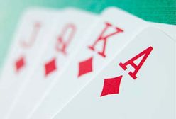 Ksiądz chce wygrać w pokera pieniądze na kościół