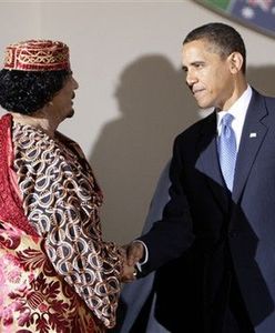 Obama i Kadafi wymienili uściski dłoni