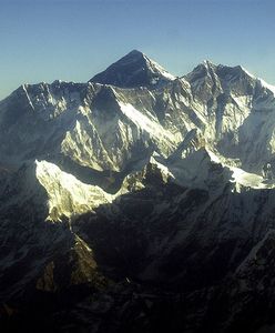 Śnieg utrudnił zbieranie śmieci z Mount Everestu
