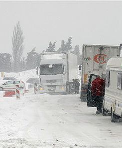 Cała Europa sparaliżowana; stoją pociągi i ciężarówki