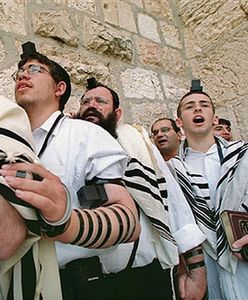 Alarm bombowy wywołany przez pudełko z cytatami z Tory