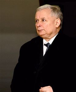 Modlitwa i kwiaty - J. Kaczyński na grobie brata